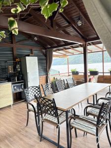 a table and chairs in a room with a kitchen at Anchor Boutique- Clisura Dunării in Liborajdea