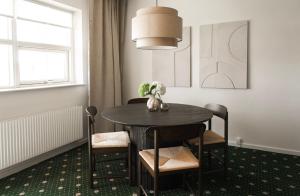a dining room with a black table and chairs at Faxe Ladeplads Motel in Hylleholt