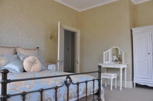 Giường trong phòng chung tại Issey Manor