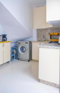 a kitchen with a washer and a washing machine at perle de dakhla in Dakhla
