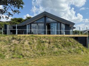 a black house on top of a hill at Udsigten over Hjarbæk in Løgstrup
