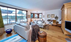 a living room with a couch and a tv at Minerva in Farchant