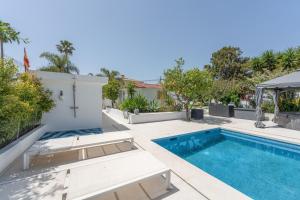 an image of a swimming pool in a backyard at Casa Caro in Estepona