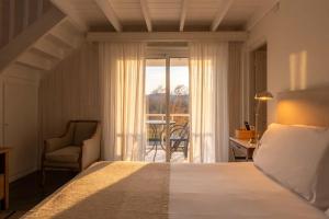 a bedroom with a bed and a view of a balcony at Posada La Protegida in Tandil +94 photos
