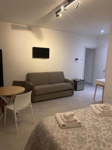 a living room with a couch and a table at Kennedy rooms in Isernia