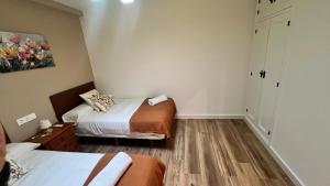 a small room with two beds and a closet at Apartamento La Celestina in La Puebla de Montalbán