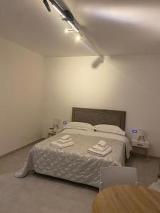a bedroom with a bed with two towels on it at Kennedy rooms in Isernia