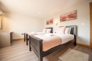 a bedroom with two beds in a room at Hazel Lodge in Reading