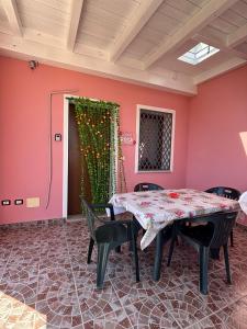 a dining room with a table and chairs at Appartamento Rosa in Orosei