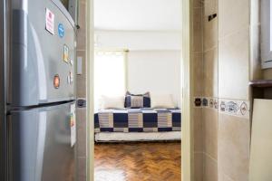 ブエノスアイレスにあるDepartamento Maria Paulaのキッチン(冷蔵庫付)、ベッド1台が備わります。