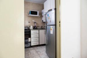 ブエノスアイレスにあるDepartamento Maria Paulaのキッチン(ステンレス製の冷蔵庫、電子レンジ付) +8枚の写真