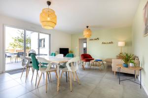 a dining room with a table and chairs at Maison neuve pmr proche plage in Concarneau