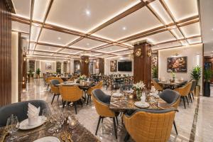 a restaurant with tables and chairs in a room at Hotel Eden Suites Delhi Airport in New Delhi