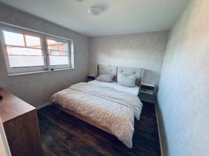 a small bedroom with a bed and a window at Ferienwohnung am Vechtedamm in Hoogstede