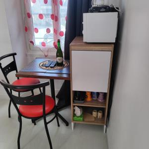 a table with a chair and a whiteboard in a room at Gite pour 6 ou chambre pour 2 à FORMIGNY in Formigny +4 photos