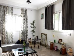 a living room with a couch and a table at Meraki house in La Marsa