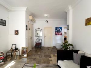 a living room with white walls and a couch at Meraki house in La Marsa
