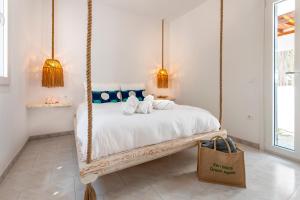 a bedroom with a swinging bed with a bag at Zen Milos Green Apple in Pollonia