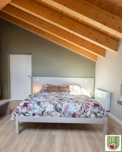 a bedroom with a bed and a wooden ceiling at Ca' Giulia in Rigoso