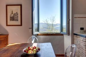 a bowl of fruit on a table in a kitchen at Agriturismo Le Mortinete in L'Ugolino