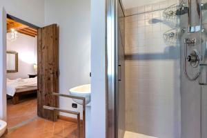 a bathroom with a shower and a sink at Agriturismo Le Mortinete in L'Ugolino