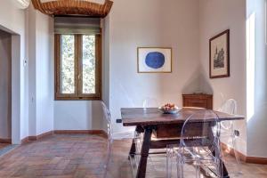 a dining room with a wooden table and chairs at Agriturismo Le Mortinete in L'Ugolino