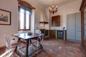 a kitchen with a table and chairs in a room at Agriturismo Le Mortinete in L'Ugolino