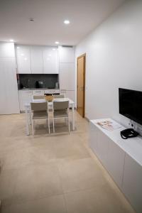 a living room with a table and chairs and a kitchen at Casa da Pegada in Macedo de Cavaleiros