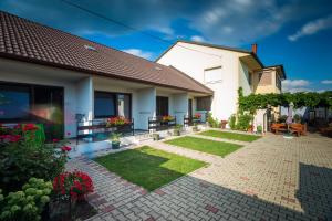 a backyard of a house with a lawn at Haus Helene in Mörbisch am See