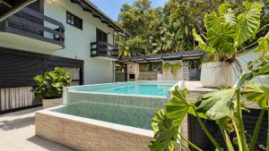 a swimming pool in the backyard of a house at Casa Premium no Centro - Passos do Alles Park in Pomerode