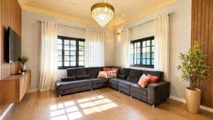 a living room with a couch and a television at Casa Premium no Centro - Passos do Alles Park in Pomerode