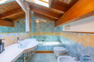 a bathroom with two sinks and a toilet at Casa Solea in Olbia +28 photos