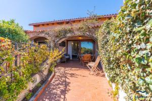 an entrance to a house with an archway and plants at Casa Solea in Olbia