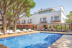 Piscina a NM Suites by Escampa Hotels o a prop