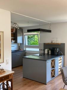 a kitchen with a counter top in a room at Ferienhaus Heidelodge in Nebel