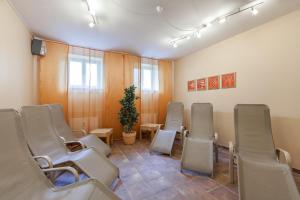 a waiting room with chairs and a potted plant at Dünenschloss Wohnung 1-34 in Kühlungsborn