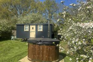 a tiny house with a tub in a yard at 1 Bed in Burnham Overy Town oc-o31908 in Burnham Market