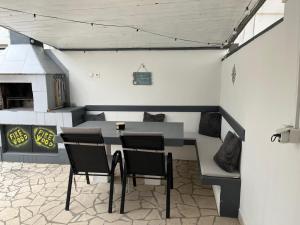 a patio with a table and chairs and a stove at Apartment Boro in Selce