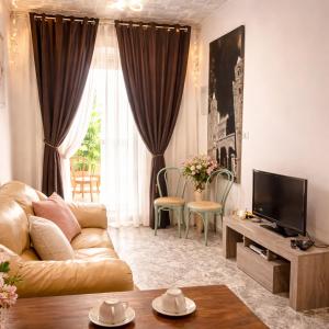 ein Wohnzimmer mit Sofa und Fernseher in der Unterkunft mistral'25 in Cefalú