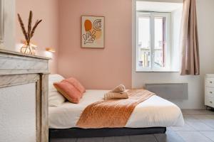 a small bedroom with a bed and a window at Le Colibri in Foix