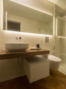 ポルトにあるDomum 2のバスルーム(洗面台、トイレ、鏡付)