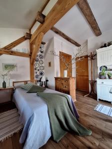ein Schlafzimmer mit einem Bett und einem Holzboden in der Unterkunft Moniówka in Nowe Kawkowo