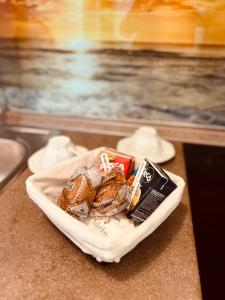 ein Teller mit Essen auf einem Tisch mit einem Handy in der Unterkunft mistral'25 in Cefalú + 10 Fotos