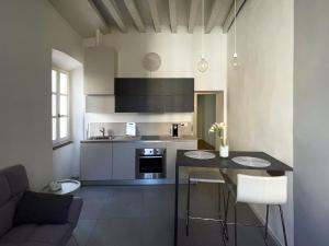 a small kitchen with a table and a couch at René Apartments in Salsomaggiore Terme