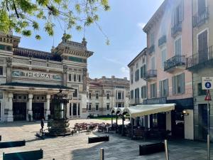 a building with a fountain in the middle of a courtyard at René Apartments in Salsomaggiore Terme