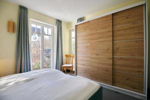 a bedroom with a bed and a large closet at Villa Seepferdchen Wohnung 01 in Kühlungsborn