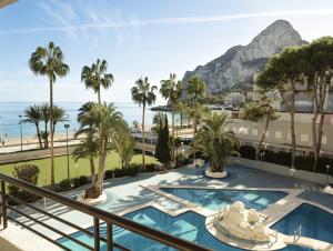 a view of the beach from the balcony of a resort at Apartamentos Paraíso Mar in Calpe