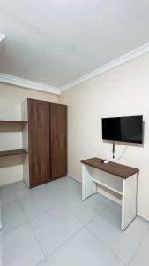 a room with a desk and a flat screen tv at Ed Flat Valdeliza Pio in Teresina