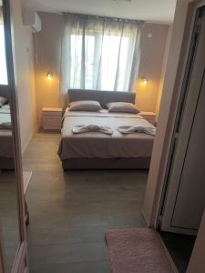 a bedroom with a large bed and a window at Motel San Marino in Kuru-Cheshme