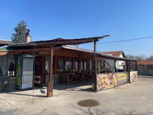 a building with awning with tables and chairs at Motel San Marino in Kuru-Cheshme